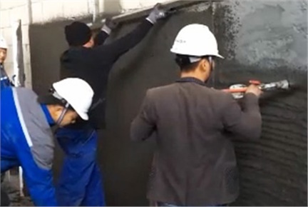 6人組機(jī)械化抹灰（自動(dòng)輸送、自動(dòng)攪拌和噴涂、刮平及收面）